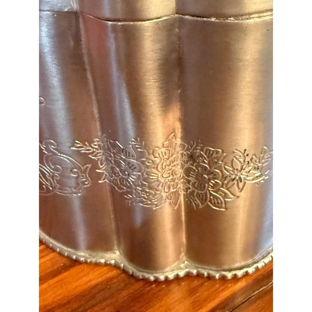 Tea Caddy Canister Unisex OS Silver Excellent Engraved Scalloped Metal